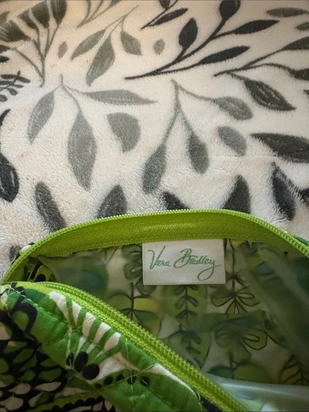 Vera Bradley Green Floral Quilted Wristlet . NEW , never used - Picture 2 of 4